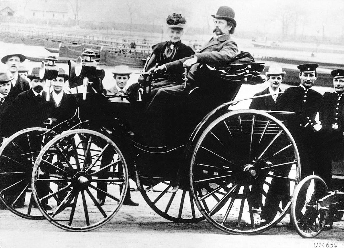 Karl Benz med sin hustru Bertha i en Benz Victoria 1894. Karl Benz med sin hustru Bertha i en Benz Victoria 1894.